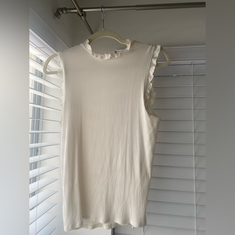 Cupcakes and Cashmere Ruffled Rib Tank. Size M.